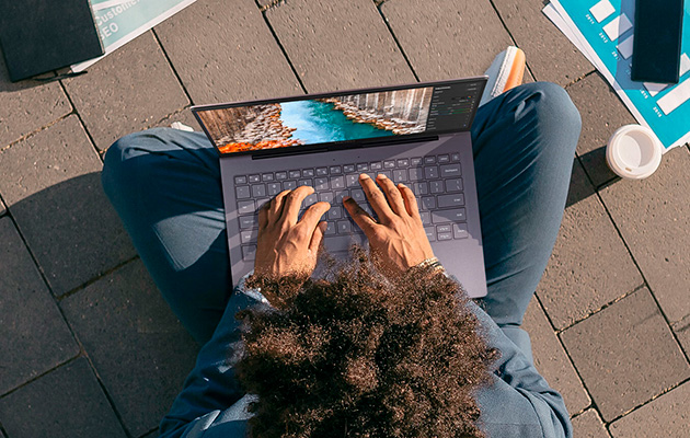 Samsung Galaxy Book S on varustettu kosketusnäytöllä. Samsung Galaxy Book S on varustettu kosketusnäytöllä.