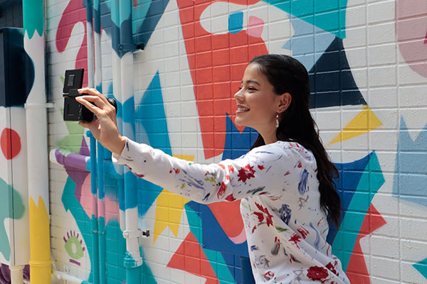 Canon EOS M200 Nainen ottaa selfien EOS M200 -kameralla.