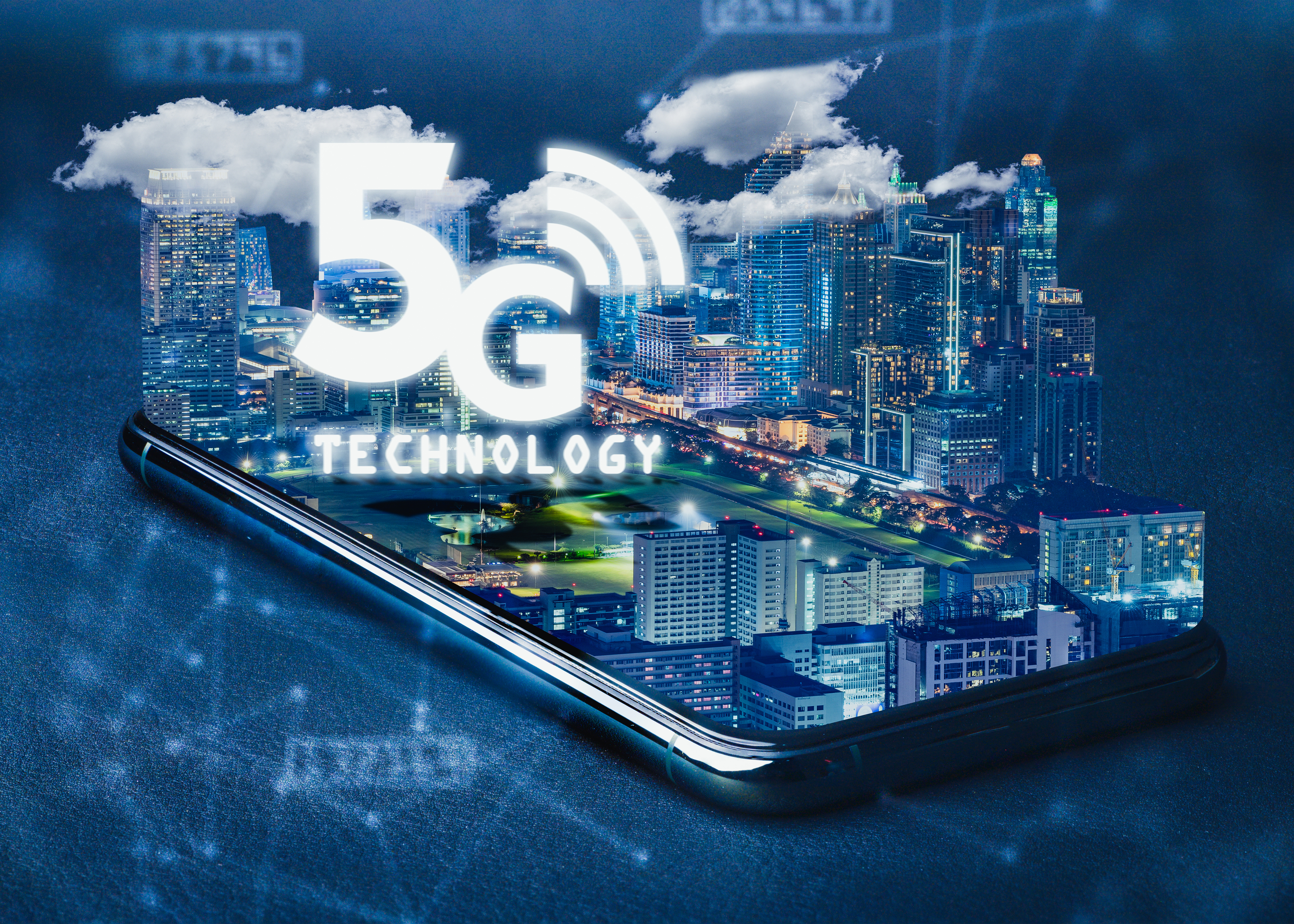 5G tarjoaa uusia mahdollisuuksia Älypuhelimen näytön ylle on kuvitettu kaupunki, jonka yllä lukee 5G
