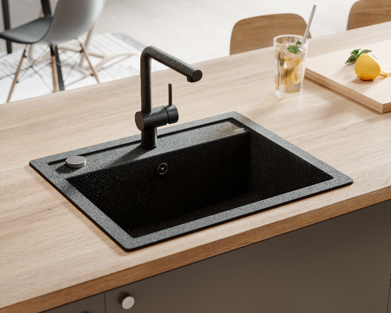 Epoq Trend Blue Grey -keittiössä yhdistyvät lämpö ja skandinaavinen minimalismi Epoq Trend Warm Grey -keittiösaareke, jossa allas ja hana