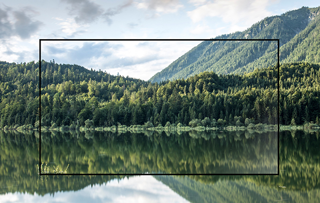 OLED-näyttö on ympäristöystävällisempi OLED-TV asetettuna maisemaa vasten. TV-näytössä näkyy sama maisema kuin sen ympärillä.