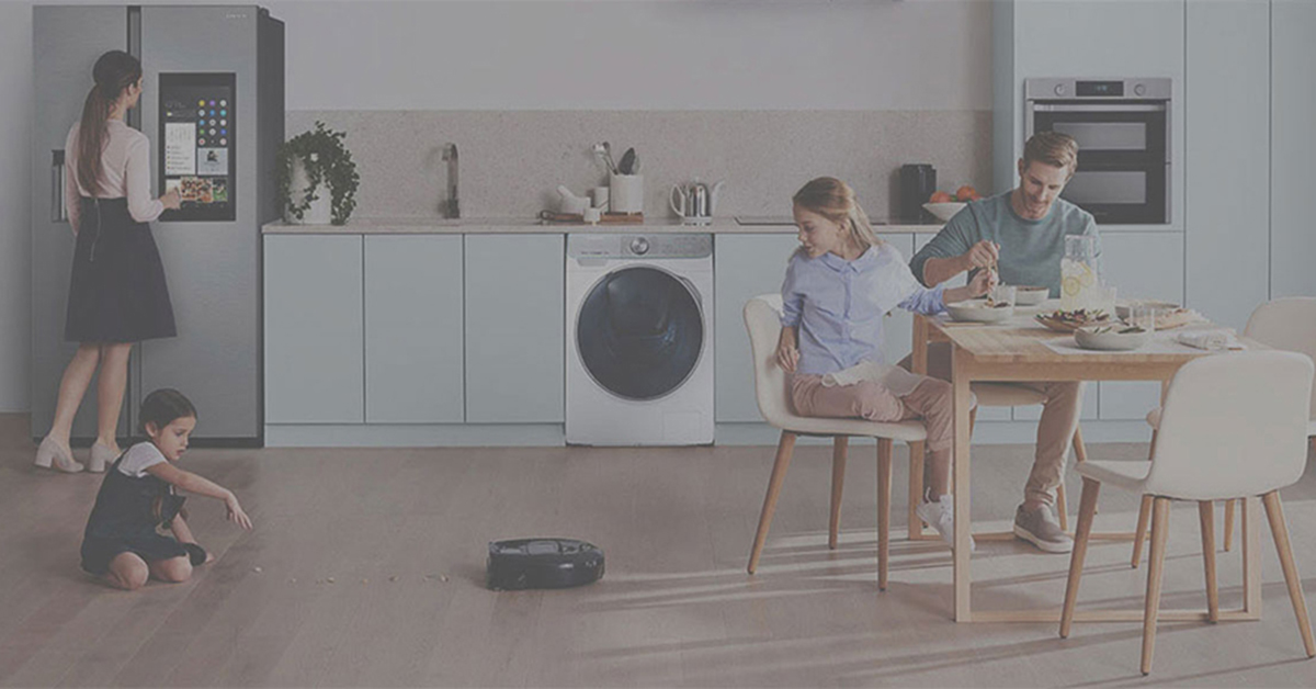 Samsungin palkitut kodinkoneet Perhe keittiössä, jossa on Samsungin kodinkoneita