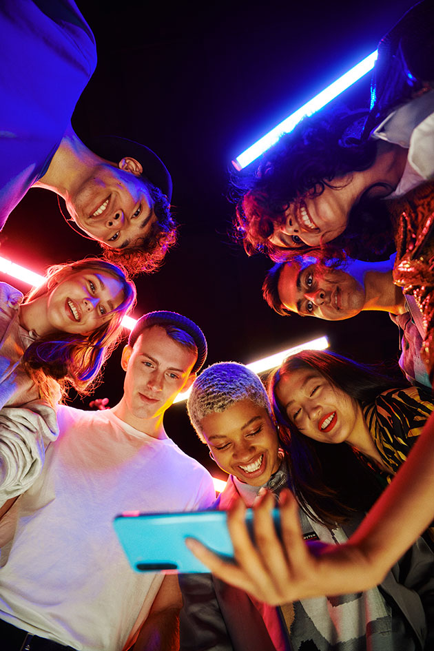 Ultra Wide selfiellä saat koko kaveriporukan mukaan kuvaan. OnePlus Nordilla ryhmäselfieiden ottaminen onnistuu ongelmitta.