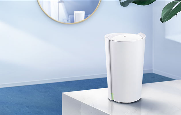 TP-Link-sovellus Deco X90 -reititin valkoisella pöydällä