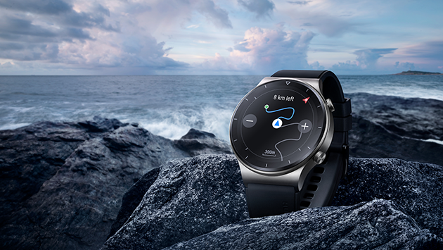 Huawei Watch GT2 Prossa on kestävä rakenne Huawei Watch GT2 Pro kiven päällä rannalla.
