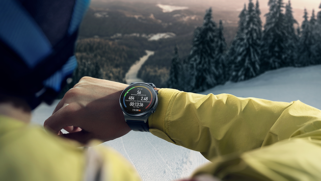 Huawei Watch GT2 Pro tarjoaa yli 100 treenitilaa Huawei Watch GT2 hiihtäjän ranteessa.
