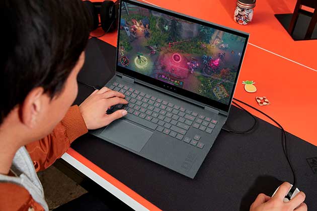 HP Omen 15 tarjoaa ylevää estetiikkaa Mies pelaa HP Omen 15 -kannettavalla