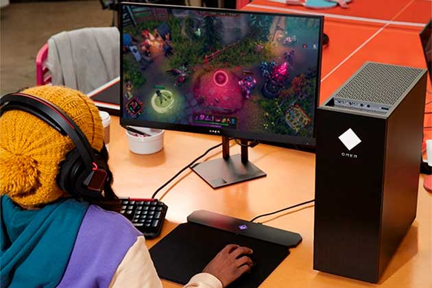 AMD Ryzen™ 7 -prosessori Henkilö pelaa HP Omen -pöytätietokoneella