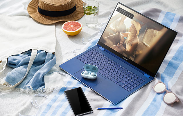 Samsung Galaxy Book - parasta Samsungilta Samsung Galaxy Book, Note ja Buds-kuulokkeet sängyllä