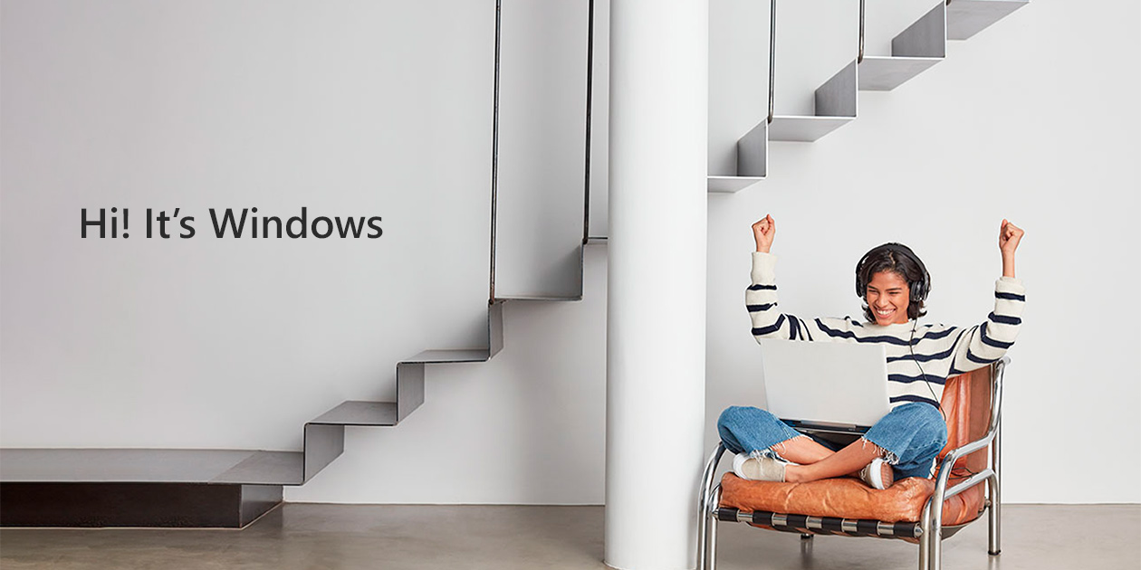 Windows – monia tapoja työskennellä Nainen istuu nojatuolissa läppäri sylissä ja tuulettaa