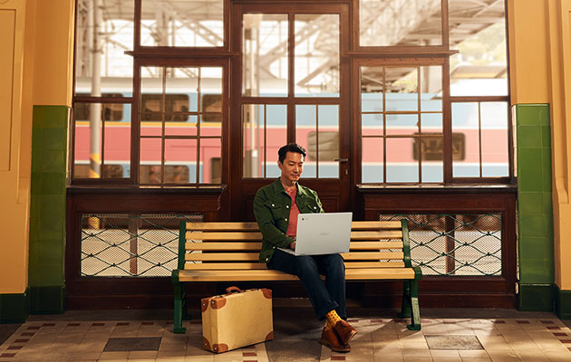 Ei Wi-Fiä? Ei ongelmaa. Mies istuu juna-aseman penkillä ja työskentelee Chromebookilla