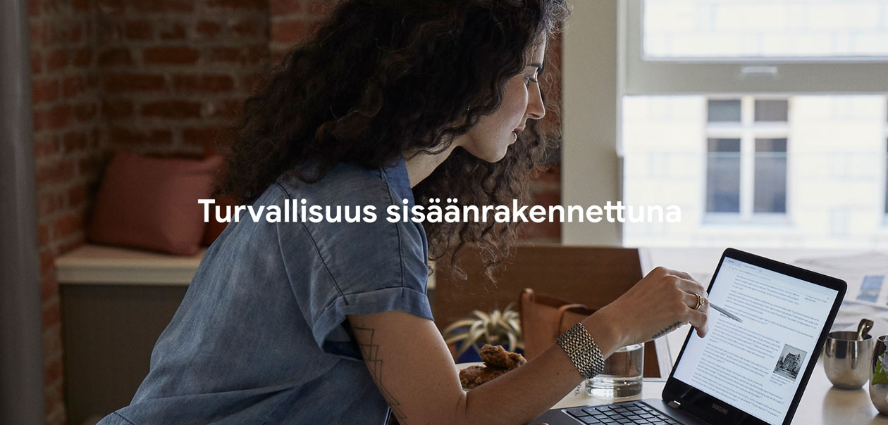 Turvallisuus sisäänrakennettuna Nainen käyttää Chromebook-kannettavaa sekä teksti turvallisuus sisäänrakennettuna