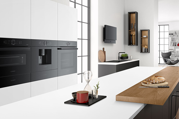 Bosch Carbon Black Valkoinen moderni keittiö, jossa integroidut Bosch-kodinkoneet