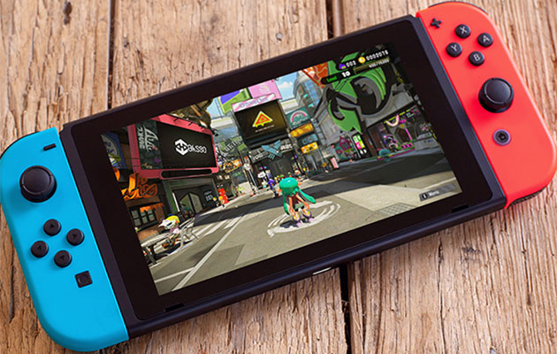 Nintendo Switch on monipuolinen hybridikonsoli Nintendo Switch -pelikonsoli pöydällä