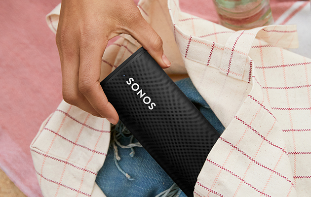 Kannettava Sonos Roam on muotoilultaan tyylikäs Sonos Roam -kaiutin otetaan ulos laukusta