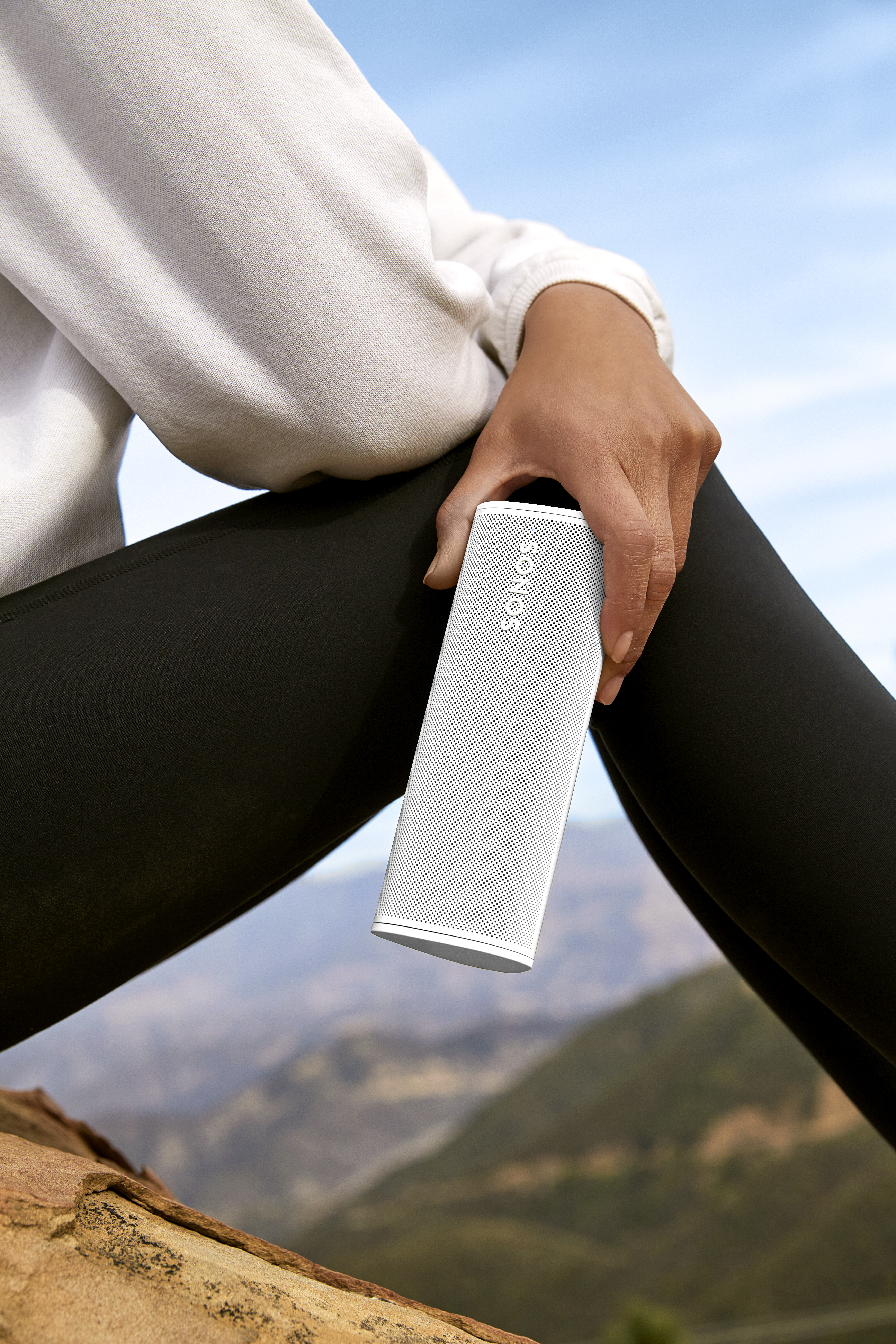 Automaattisen Trueplay™-virityksen avulla Roam sopeutuu älykkäästi ympäristöön Sonos Roam luonnossa