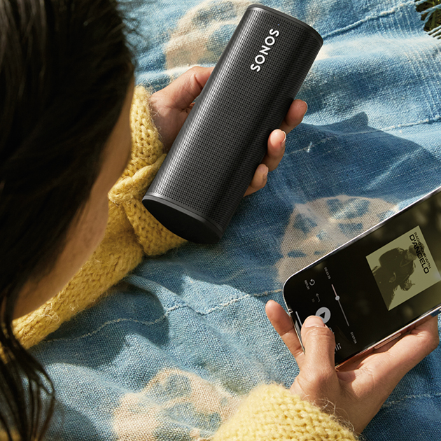 Sonos-sovelluksella hallitset kaiutinta Sonos Roam piknik-peitolla älypuhelimen kanssa
