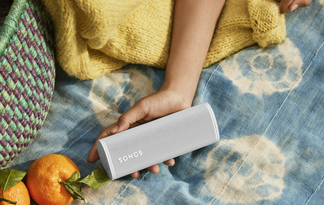 Kannettava Sonos Roam toimii niin Bluetoothin kuin WiFin kanssa Sonos Roam piknik-peitolla