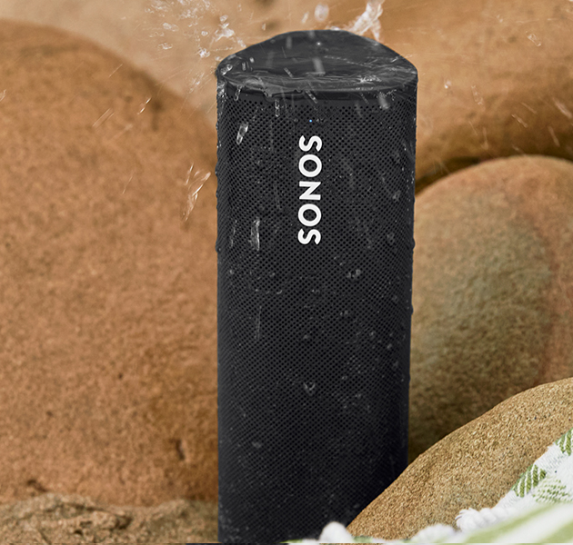 Vankkarakenteinen Roam on IP67-luokiteltu Sonos Roam vesisuihkun alla