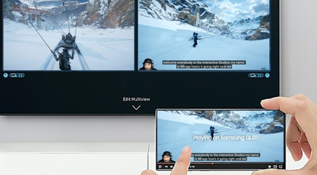 Game Multi View -näkymä sisällön peilaamiseen Henkilö pelaa puhelimellaan, jonka kuva peilautuu Samsung-televisioon
