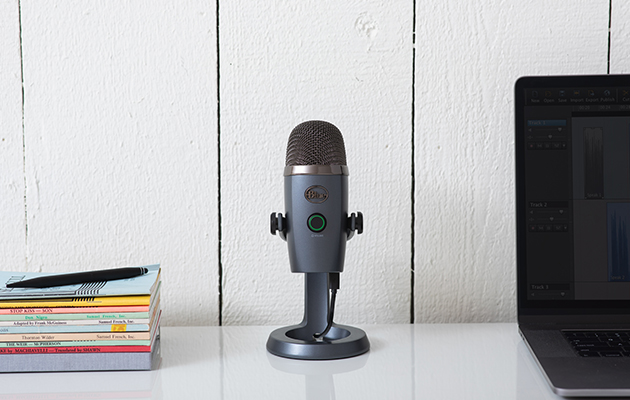 Parempaa sisältöä paremmilla laitteilla Blue Yeti Nano -mikrofoni pöydällä tietokoneen vieressä.