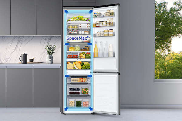 Samsung-jääkaappi SpaceMax-teknologialla Avoin Samsung-jääkaappi keittiössä, jonka päällä teksti Space Max