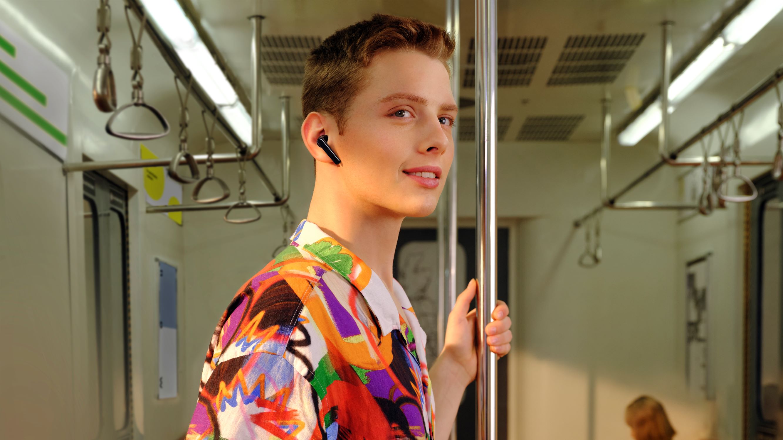 Huawei Freebuds 4i Mies metrossa ja Huawei Freebuds 4i -kuulokkeet korvilla