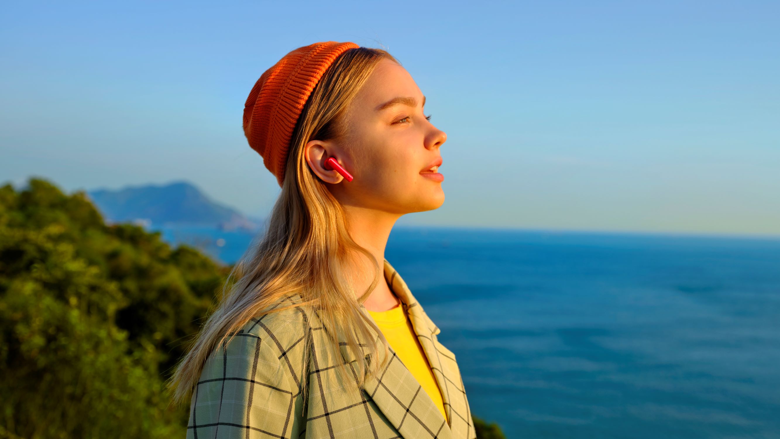 Huawei Freebuds 4i Nainen ja Huawei Freebuds 4i kuulokkeet