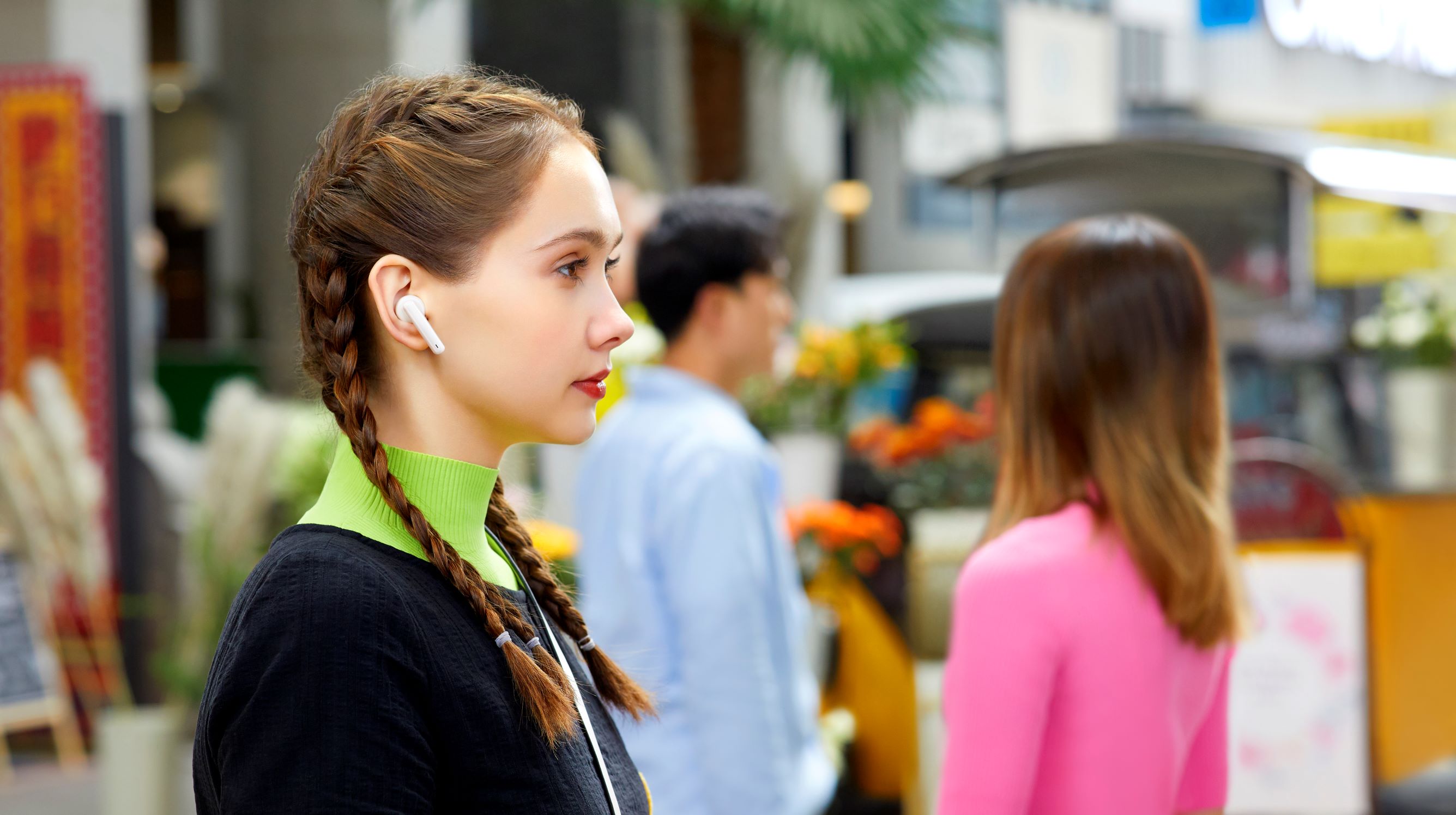 Huawei Freebuds 4i ja ANC Nainen ja valkoiset Huawei Freebuds 4i -kuulokkeet