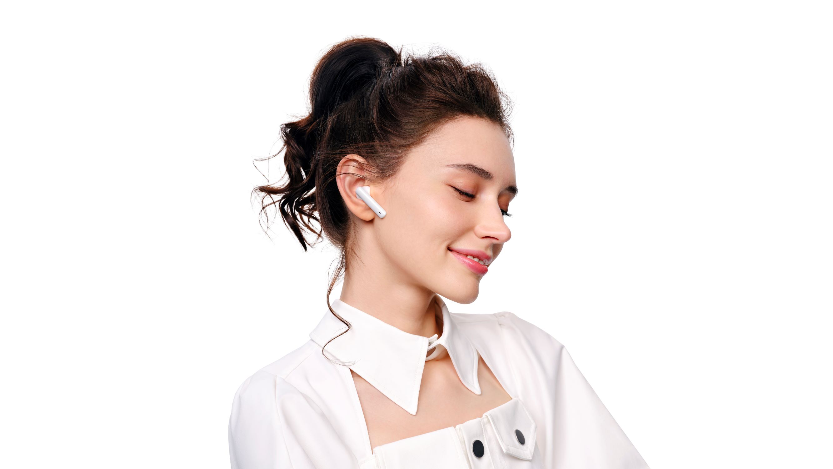 Huawei Freebuds 4i ja muotoilu Nainen ja valkoiset Huawei Freebuds 4i -kuulokkeet