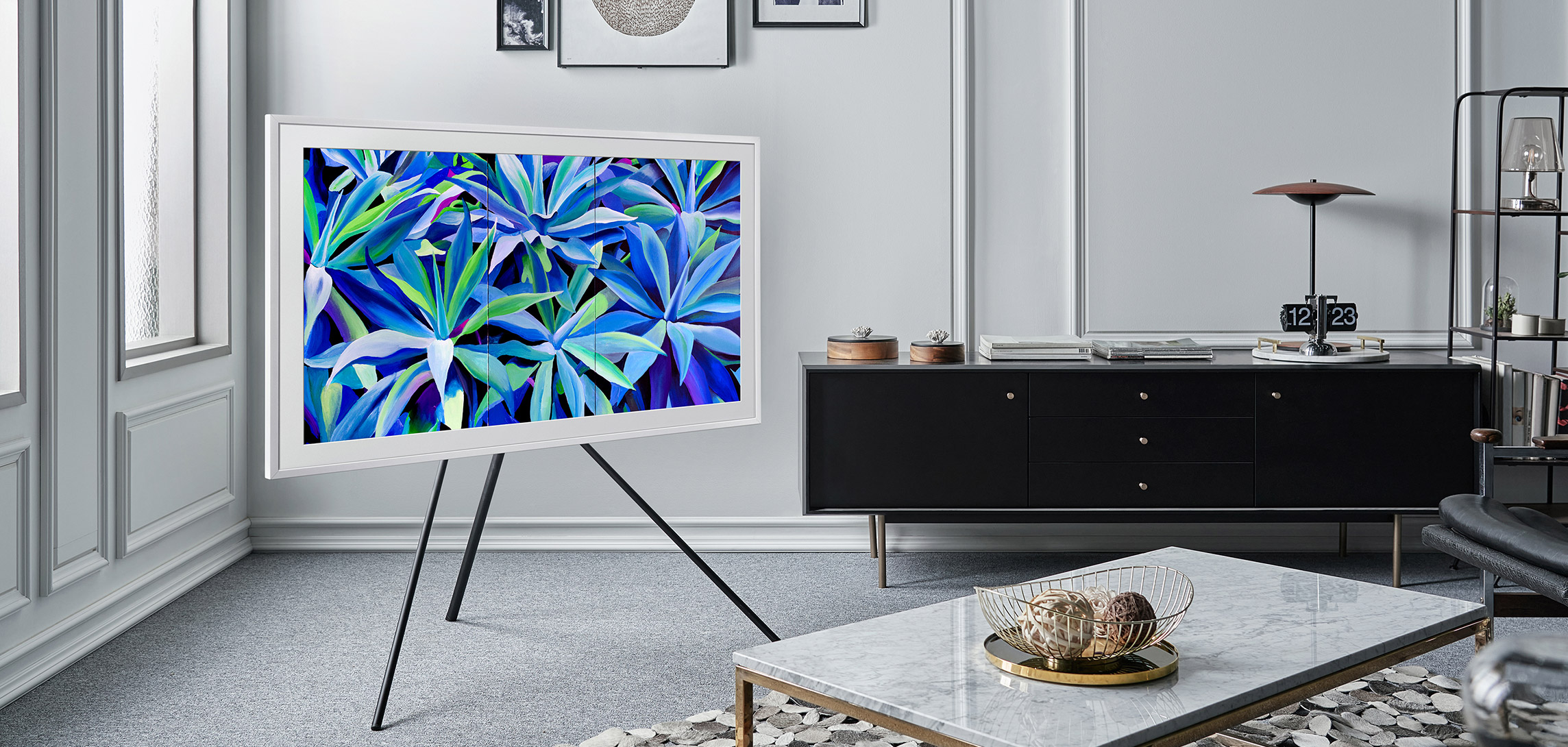 The Frame tarjoaa sekä QLED-laatuista viihdettä että taidetta, joka voi koristaa seinääsi television ollessa suljettuna The Frame olohuoneessa