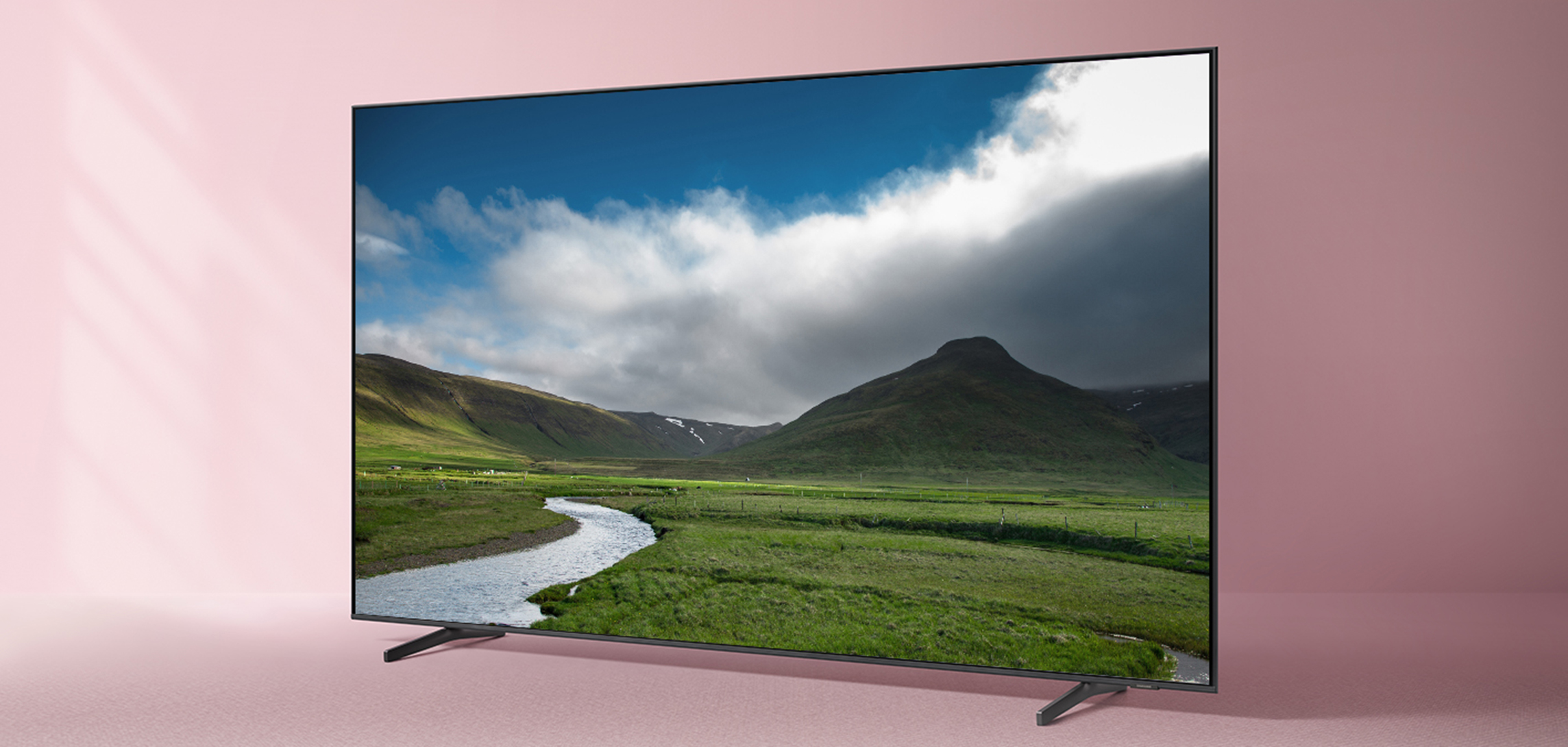 Koe vaikuttava kontrasti ja vivahteet QLED-televisio vuorella ja joella
