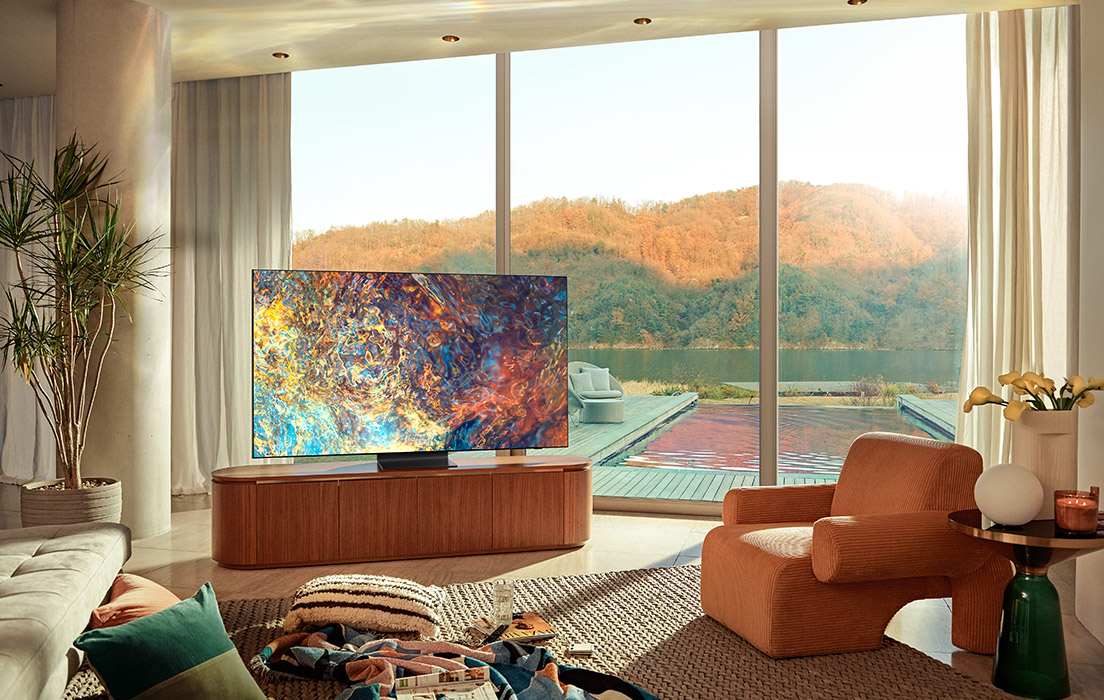 Fantastinen yksityiskohtien rikkaus ja syvät värit tarjoavat epätavanomaisen kokemuksen 4K-televisio penkillä ikkunan edessä