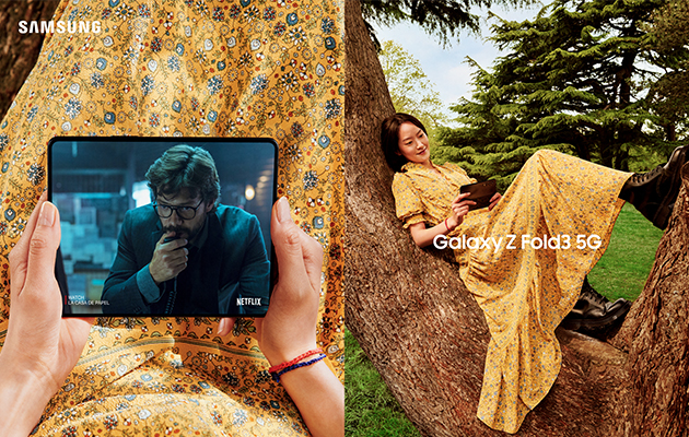 Galaxy Z Fold3 – avattuna tabletti Nainen katsoo Netflixiä Galaxy Z Fold3:lla tablettitilassa
