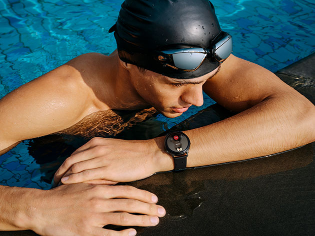 Kun kello ei ole lähellä puhelintasi, se muodostaa yhteyden mobiiliverkkoon Huawei Watch 3 uimarin ranteessa