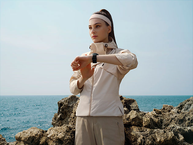 Huawei Watch 3 on avuksi harjoittelussa Huawei Watch 3 ulkona treenaavan naisen ranteessa
