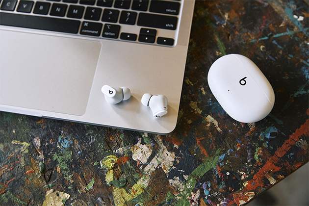 Beats Studio -kuulokkeet ja lautauskotelo MacBook-kannettavan vieressä
