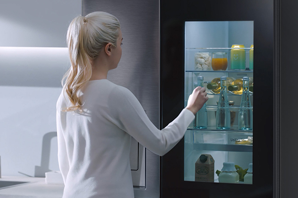 LG Craft Ice Nainen koputtaa jääkaappiin