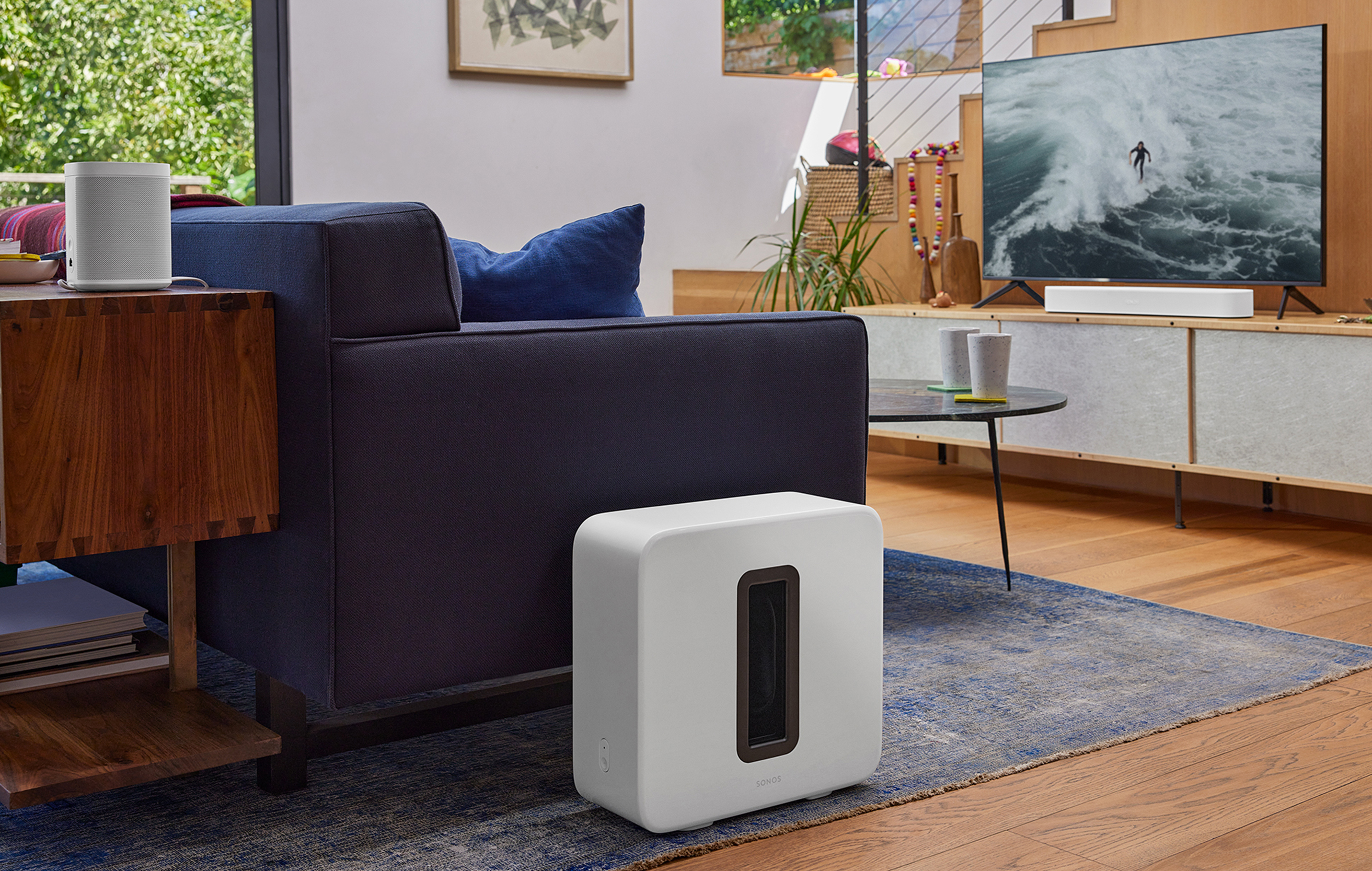Sonos Beam (Gen 2) ja sub olohuoneessa