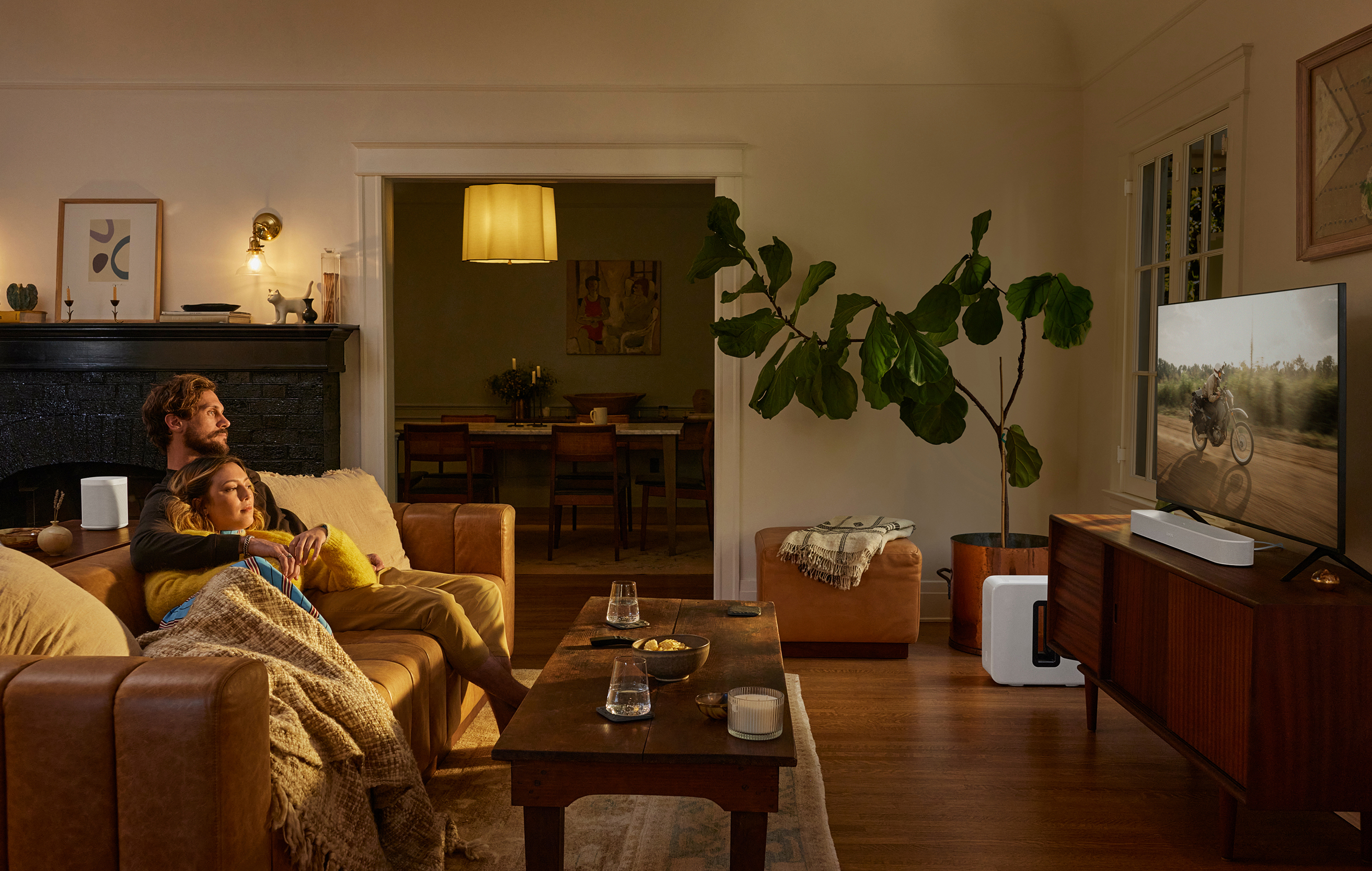 Sonos Beam (Gen 2) ja TV:tä katseleva pariskunta