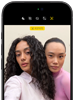 iPhone 18 Pro, musta, etupuoli, kaksi mallia poseeraa kameralle, kuvalla esitellään Center Stage ‑etukameraa
