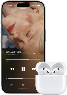 AirPods Pro 3 ‑kuulokkeet MagSafe-latauskotelossa, iPhone 17 Pro, Apple Musicissa toistuu David Byrnen Everybody Laughs ja Ghost Train Orchestra