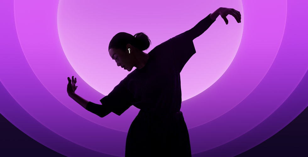 Tanssiva henkilö käyttää AirPods 5 ‑kuulokkeita, monivärinen tausta