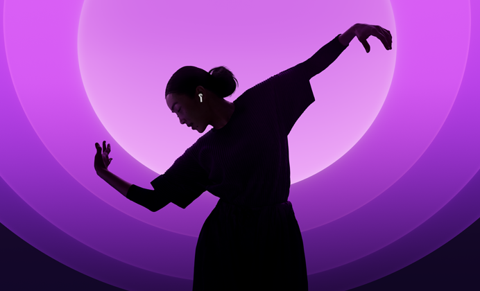 Tanssiva henkilö käyttää AirPods 5 ‑kuulokkeita, monivärinen tausta