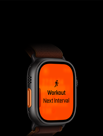 Apple Watch Ultra 4, titaanikuori, värinä musta, Juoksutreeni, seuraava intervalli, näkymä vasemmasta sivusta, oranssi toimintopainike, Alpine-ranneke
