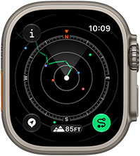 Apple Watch Ultra 4, titaanikuori, värinä luonnonvaalea, reitin jäljitys kompassiohjeilla, näkymä oikeasta sivusta, Digital Crown, korotettu sivupainike