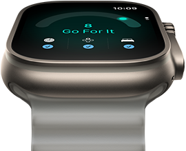 Apple Watch Ultra 4, titaanikuori, värinä luonnonvaalea, valmiuspisteet 8, näkymä oikeasta sivusta, Digital Crown, koholla oleva sivupainike, Ocean-ranneke, värinä kuultoharmaa