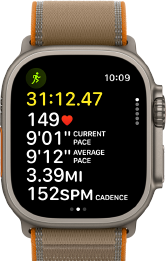 Apple Watch Ultra 4, titaanikuori, värinä luonnonvaalea, edistykselliset Ulkojuoksu-treenitiedot, näkymä oikeasta sivusta, Digital Crown, korotettu sivupainike, Trail-ranneke, värinä hiekka