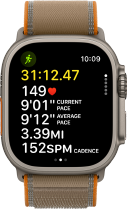 Apple Watch Ultra 4, titaanikuori, värinä luonnonvaalea, edistykselliset Ulkojuoksu-treenitiedot, näkymä oikeasta sivusta, Digital Crown, korotettu sivupainike, Trail-ranneke, värinä hiekka