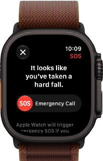 Apple Watch Ultra 4, titaanikuori, värinä musta, satelliittiyhteys, näkymä oikeasta sivusta, Digital Crown, koholla oleva sivupainike, Alpine-ranneke, värinä viininpunainen